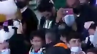 جماهير بيتيس يرمون الدمى حتى يجمعنا الأمن ويعطيها للمستشفى الأطفال