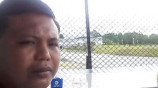 menunggu pesawat penerbangan