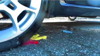 Esmagando coisas crocantes e macias de carro! EXPERIMENT CAR vs Coca Cola com Balão