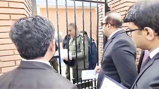 وکیل میاں علی اشفاق اور پولیس کے درمیان آر او آفس میں تلخ کلامی
