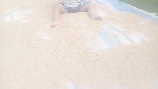 aksi anak bermain saat jemur padi