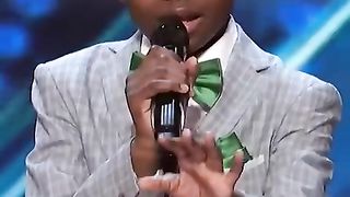 SENSATIONAL_Viral_Singer_On_America_s_Got_Talent_2023!___VIRAL_FEED(480p).