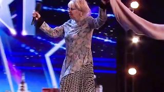 Pleurage! La vieille femme fait un chant incroyable #capcut #agt #magic #dance #thevoice #voice #singing