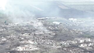 Зруйнований Бахмут: русня гатить із системи  "Солнцепьок"