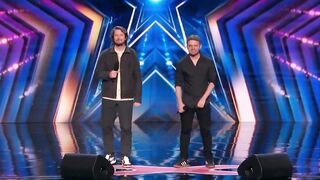 Simon Cowell Sings on Stage