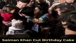 Salman Khan Cut Birthday Cake with Family #salmankhan #short #youtubeshort #shorts #trending #viral #shortvideo