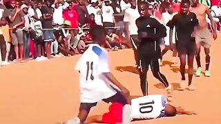 Di suruh maen bola malah pargoy