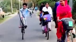 cycle_stunt_school_girl_reaction????_#viral_#shots(480p).