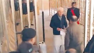 ملک کے سابق وزیر خارجہ کو دھکے مار کر دوبارہ گرفتار کرنے کے مناظر