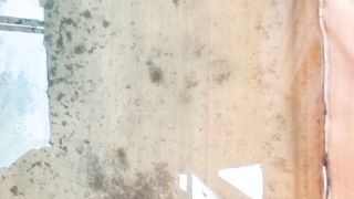 Jika larva lele sudah bisa berenang dan menyebar ke seluruh penjuru kolam kita WAJIB ngasih pakan cacing sutera