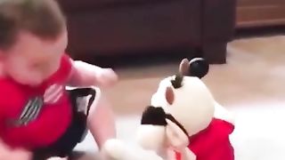 Videos_drôle_de_bébés_pour_rire_#bebe_#babies_#funnyvideo_#viral_#2023(480p).