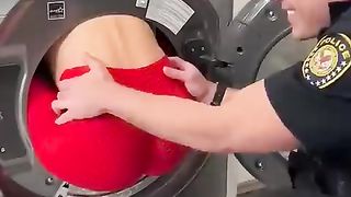 Elle_Était_Coincée_Donc_Ce_Policier_L_aide(480p).