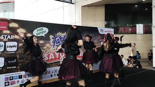 Cool Girlband with a great live dance performance!!! They are really Good!!!