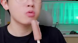 Comment_to_share_couple_icecream(360p).