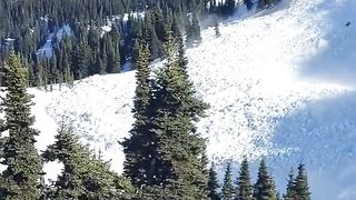 पहाड़ों पर बर्फ क्यों खिसकती है_ _ big mountain avalanche _.