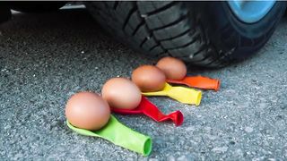 Esmagando coisas crocantes e macias de carro! CARRO EXPERIMENTAL vs CORES