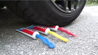 Esmagando coisas crocantes e macias de carro! EXPERIMENT CAR vs Sacos de Slime