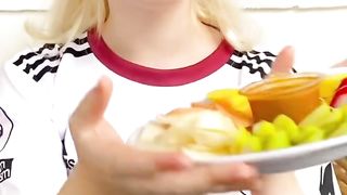 Bule barbie coba makan rujak