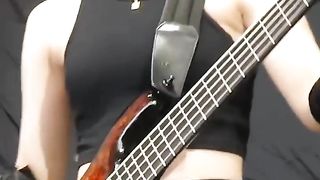 The Sound of a five-string Bass