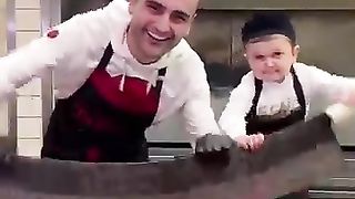 Czn_Burak_Vs_Hasbulla_Diet_Burger__Adress___Vadi_Istanbul_Burak_Restaurant__#cznburak__#shorts(360p).