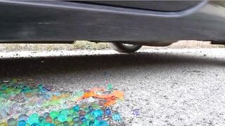 Esmagando coisas crocantes e macias de carro! CARRO EXPERIMENTAL vs SUCO e BALÕES