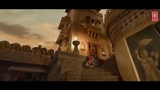 Ghoomar_Padmaavat_Deepika_Padukone_Shahid_Kapoor_Ranveer_Singh_Shreya_Ghoshal_SwaroopKhan(360p).