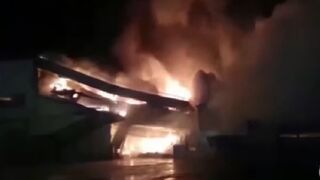 Fire engulfed one of the largest shopping malls near Moscow