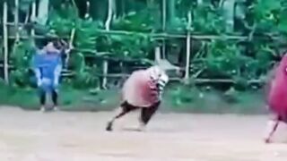 Ketika Emak Emak turun kelapangan bola