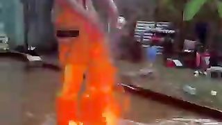 Quand_fire_fights_back_#shorts(360p).