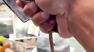 Pegando_um_iPhone_com_um_imã_gigante_????(360p).