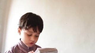 چھوٹا سا بچہ پیارا سا انداز پڑھائی کا جنون