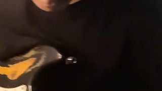 Bermain gitar listrik