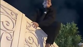 الحق ياابو ذياد شوف بيعلمو ابنك ايه بينط على الحيطان والبيبان ????