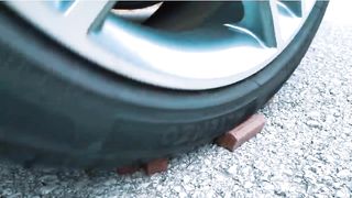 Esmagando coisas crocantes e macias de carro! CARRO EXPERIMENTAL vs BALÃO DE ÁGUA GIGANTE ORBEEZ 2