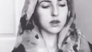 American Singer Jennifer Grout Reciting Verses Of The Holy Quran Flawlessly.