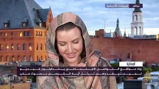 المغنية الأمريكية جينفر غراوت التي أعلنت إسلامها ترتل الفاتحة