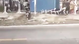 انڈونیشیا میں ایک ہوا کے بگولے نے چند سیکنڈز کے اندر تباہی مچا دی