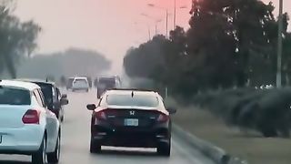 مارگلہ روڈ اسلام آباد پر 2023 کے آخری غروب ہوتے سورج کا منظر