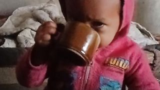 اوزین سردی سے بچنے کے لیے چائے پی رہا ہے