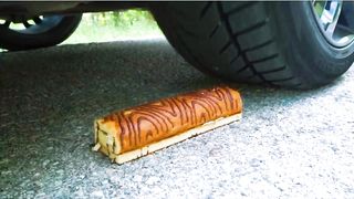 Esmagando coisas crocantes e macias de carro! CARRO EXPERIMENTAL vs BALÕES DE ÁGUA