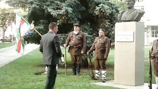 АНГЕЛ  ДЖАМБАЗКИ ПОДНАСЯ ЦВЕТЯ НА ПАМЕТНИКА НА ТОДОР АЛЕКСАНДРОВ