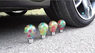 Esmagando coisas crocantes e macias de carro! CARRO EXPERIMENTAL vs BALÃO DE ÁGUA GIGANTE ORBEEZ 3