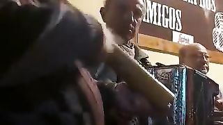 José Avelino fait le show avec son accordéon le soir du Nouvel An.