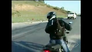 Acidente entre motociclista filmado na hora