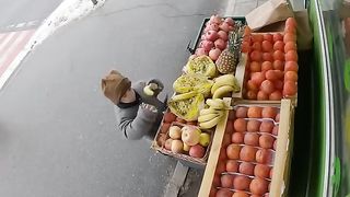 فديو يبين إنسانية هذالتاجر