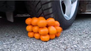 Esmagando coisas crocantes e macias de carro! CARRO EXPERIMENTAL vs OVOS