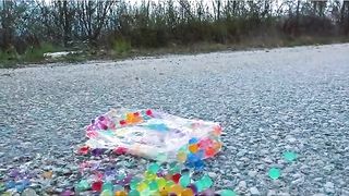 Esmagando coisas crocantes e macias de carro! CARRO EXPERIMENTAL VS BOLAS PLAY DOH