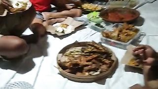 Makan bersama orang satu gang