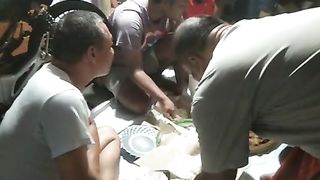 Bapak bapak makan duluan di malam DOA bersama tahun baru