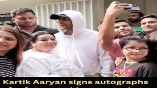 Kartik Aaryan signs autographs for fans post his gym session #kartikaaryan #short #shorts #trending #viral #bollywood #viralshorts